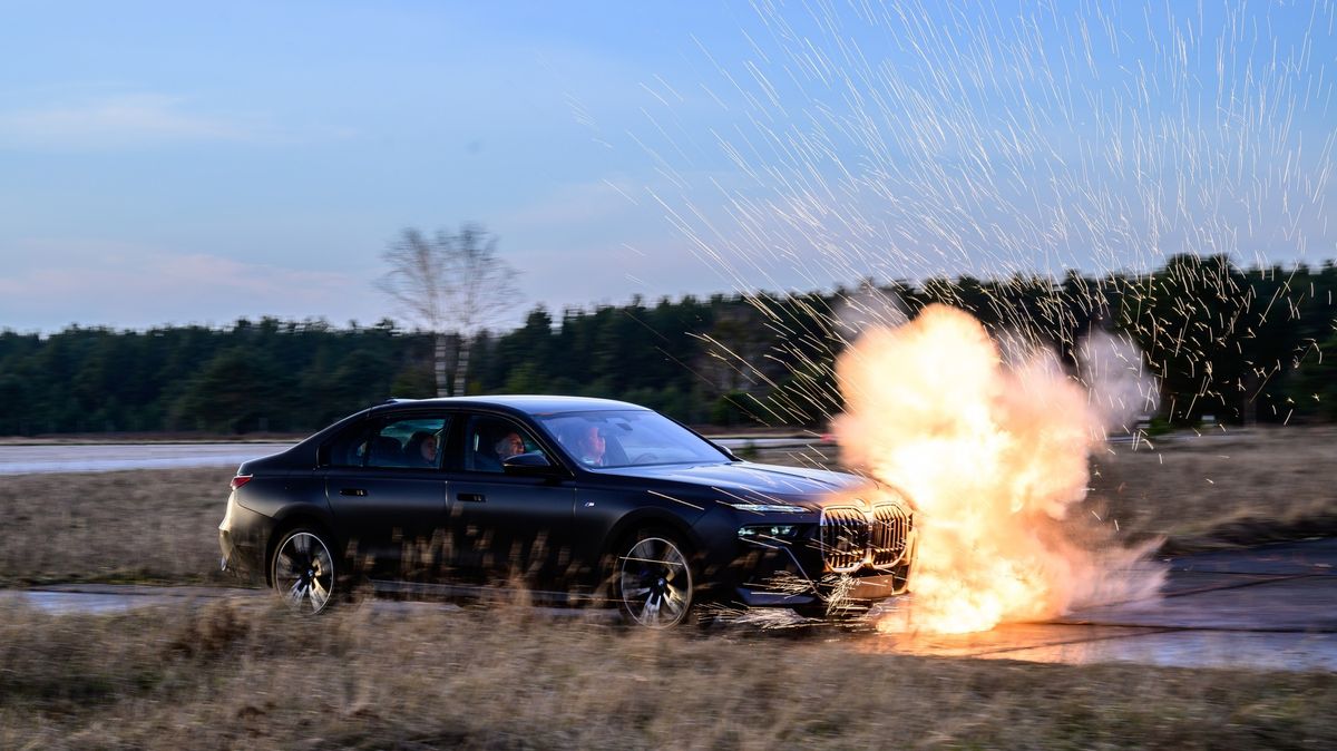 Podívejte se, jak BMW učí řidiče zvládat obrněná auta v extrémních situacích